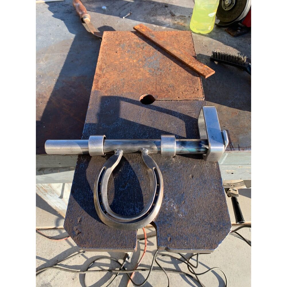 Horseshoe gate latch